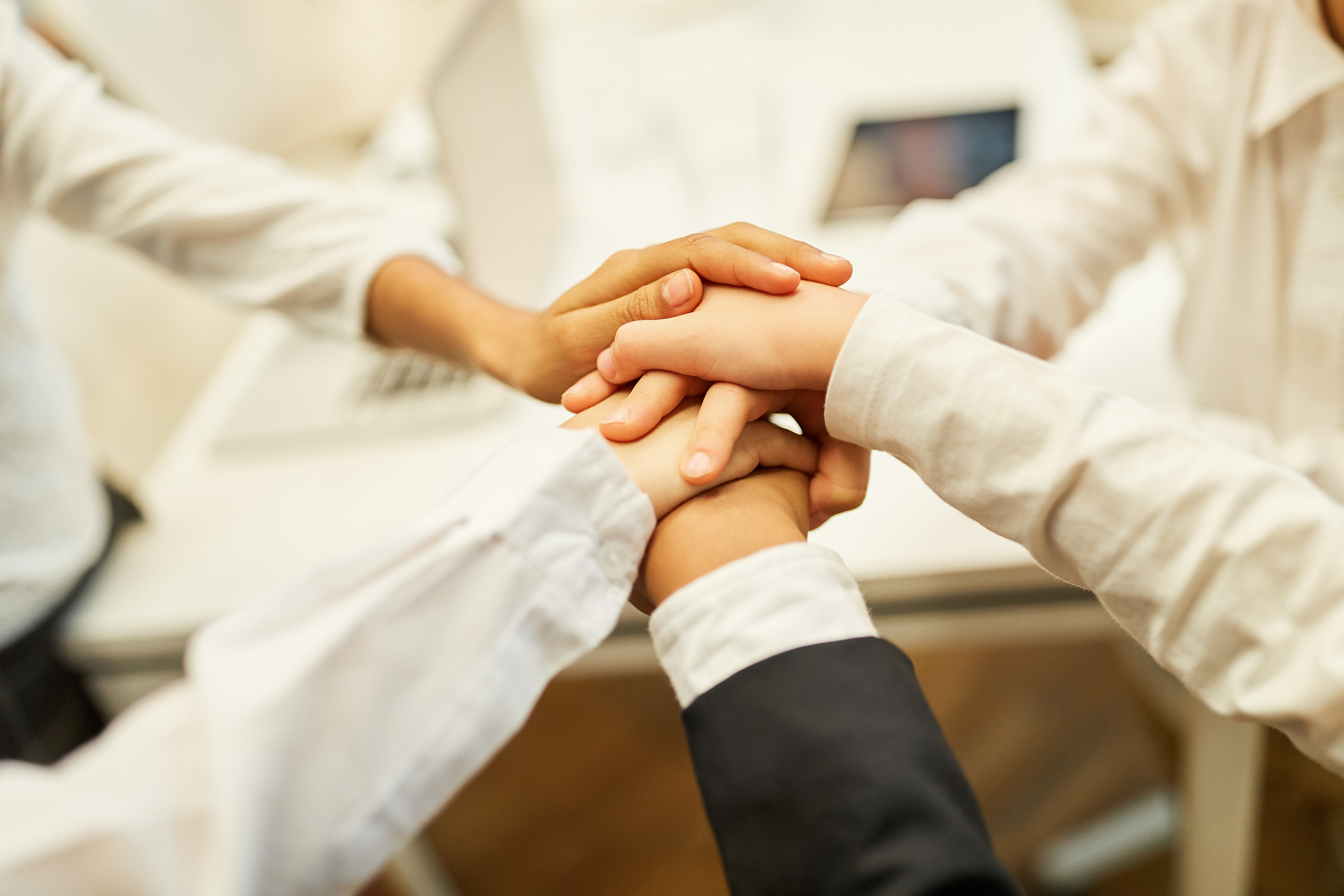 Business Leute stapeln Hände als Konzept für Teambuilding und Netzwerk