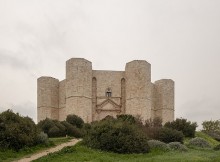 Puglia-Castel_del_Monte_-_front_view